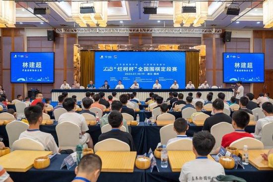 年轻人没说话，而是转身去了第五辆车前。